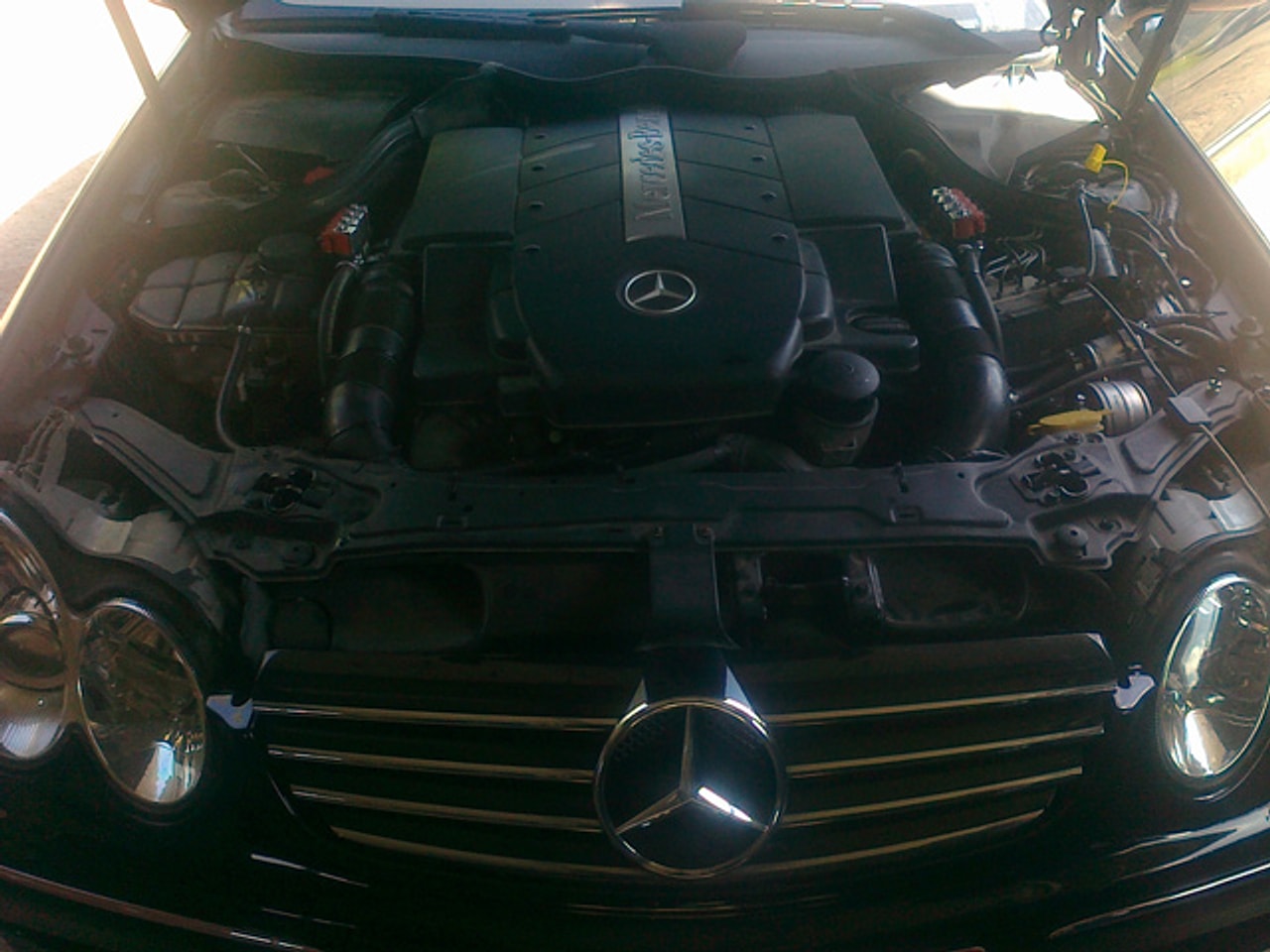 Mercedes su įranga — Mercedes automobilio vaizdas po kapotu su įmontuota įranga